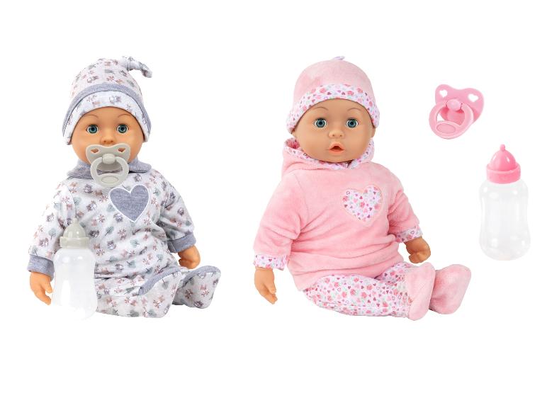 Deux poupées bébés avec sucettes, biberons et tenues assorties.