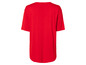 Un t-shirt rouge à manches courtes.