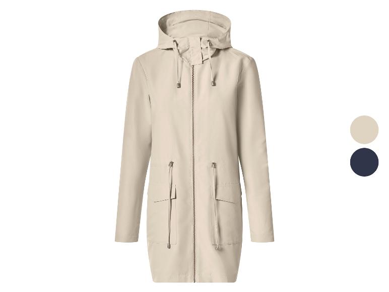 Longue veste de pluie beige à capuche et fermeture éclair, présentée avec des échantillons de couleur beige et bleu foncé.