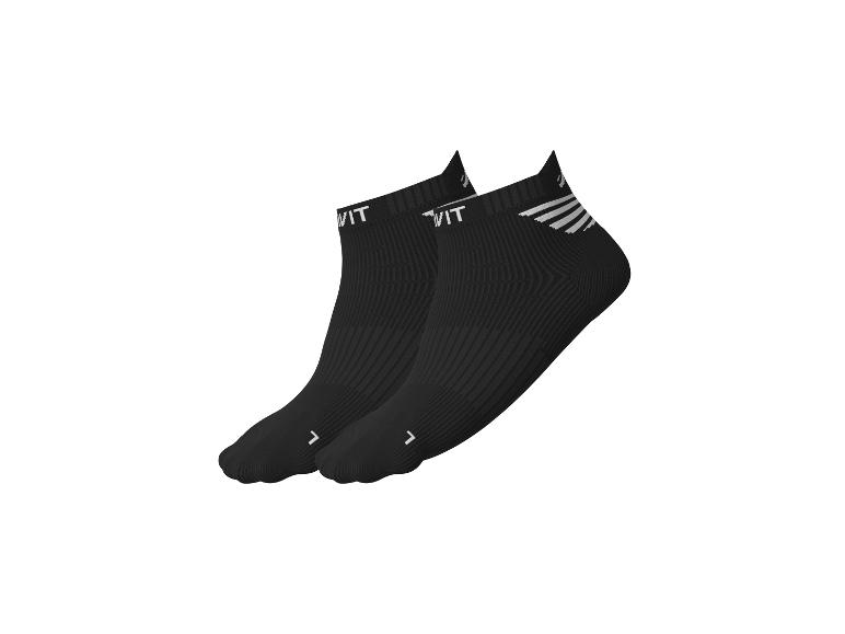 Une paire de chaussettes de sport noires avec des rayures blanches et du texte.