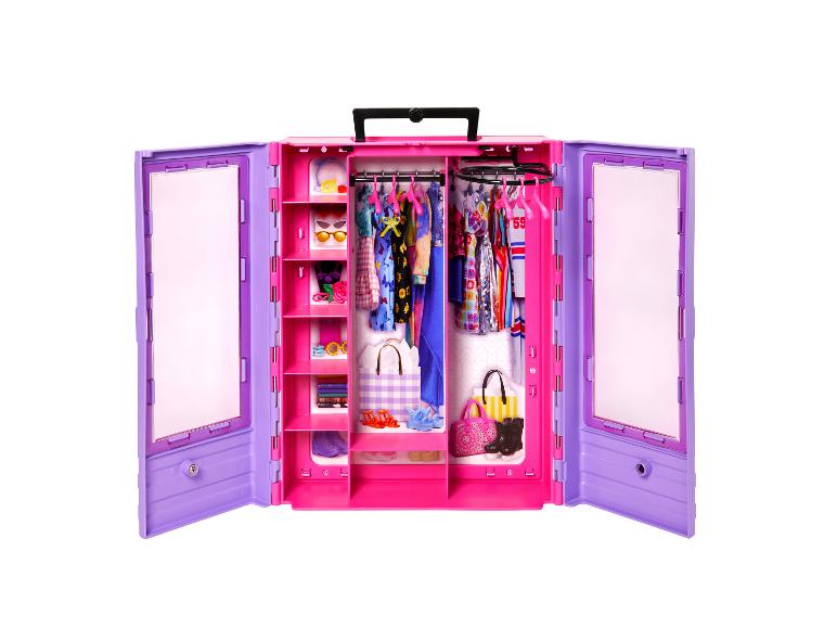 Armoire Barbie Fashionistas ouverte rose et violette avec vêtements et accessoires.