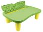 Une table d'enfant verte avec un couvercle à tampons d'animaux.