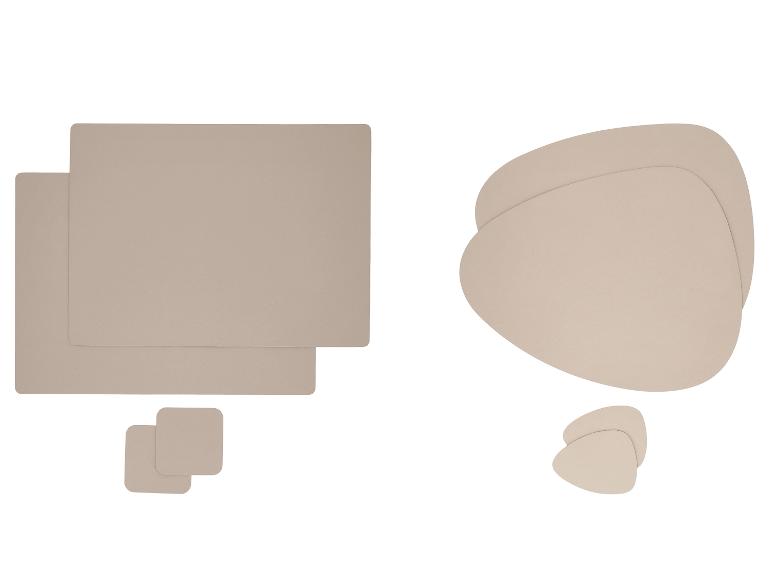Deux ensembles de sets de table et sous-verres : rectangulaires et de forme organique, en beige clair.