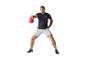 Homme faisant des exercices avec une kettlebell rouge et portant des vêtements de sport.