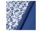 Tissus bleu marine et tissu à fleurs bleues sur fond blanc.