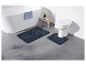 Tapis de bain gris foncé près de la baignoire et des toilettes.