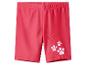 Short de bain rouge pour enfant avec imprimés de pattes blanches.