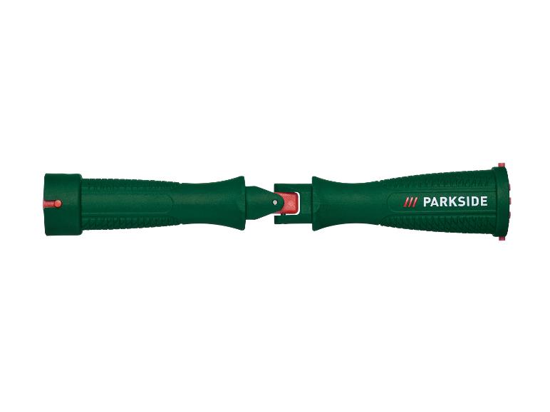 Outil de jardinage télescopique vert et rouge, avec poignées texturées et logo.