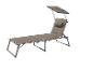 Un chaise longue beige avec un parasol intégré.