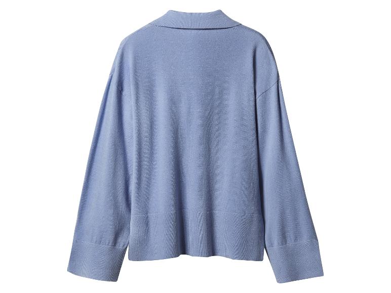 Pull bleu clair à manches longues et col polo, vu de dos.