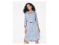 Femme en robe chemise rayée bleu clair à manches longues avec ceinture.