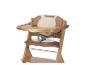 Chaise haute bébé en bois avec rembourrage marron et crème et harnais de sécurité.