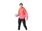 Femme en leggings et veste rose tenant un tapis de yoga.