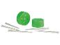 Deux pièces en plastique vert et quatre tubes argentés.