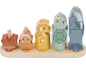 Jeu d'empilement en bois avec animaux marins: crabe, poisson-clown, hippocampe, tortue et baleine.