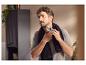 Homme se taillant la barbe avec la tondeuse cheveux et barbe premium CIEN BEAUTY.