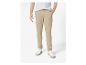 Pantalon beige et baskets blanches pour homme.