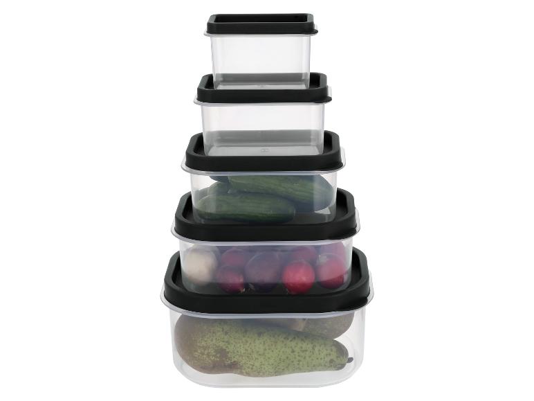 Contenants alimentaires transparents empilables avec couvercles noirs, contenant concombres, prunes et poires.