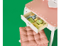 Coiffeuse en bois pour enfants avec tiroir rempli d'accessoires de beauté et coussin rose.