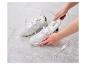 Des baskets blanches avec un chauffe-chaussures électrique Crest.
