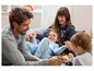 Une famille en pyjama confortable se détend ensemble sur le canapé.