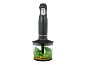 Hachoir électrique avec un bol transparent rempli de basilic, d'huile et de pignons de pin.