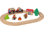 Ensemble de train en bois avec camions de pompiers, caserne, pompiers et arbres.