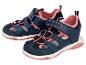 Une paire de sandales pour enfants bleu marine et rose