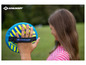 Un enfant tient un frisbee bleu et jaune de Schildkröt.