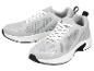 Paire de baskets de sport grises avec lacets blancs et semelles blanches et noires.