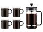 Une cafetière à piston et quatre tasses à café assorties remplies de café.