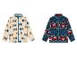 Deux vestes en polaire pour enfants avec un imprimé : l'une en crème avec un motif d'arbres, l'autre en bleu marine avec un motif de renards.