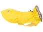 Imperméable jaune pour chien avec empreinte de patte et doublure rayée.