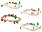 Des ensembles de trains en bois avec des personnages, des véhicules et des bâtiments.