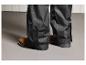Pantalon noir avec fermeture velcro.