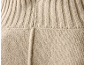 Détail de la maille beige d'un pull.