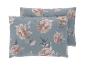 Deux oreillers décoratifs bleu-gris avec un motif floral de pivoines roses.