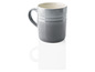 Une tasse en céramique grise.