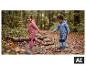 Enfants en combis softshell doublées LUPILU jouant dans la forêt. [image générée par l'IA]