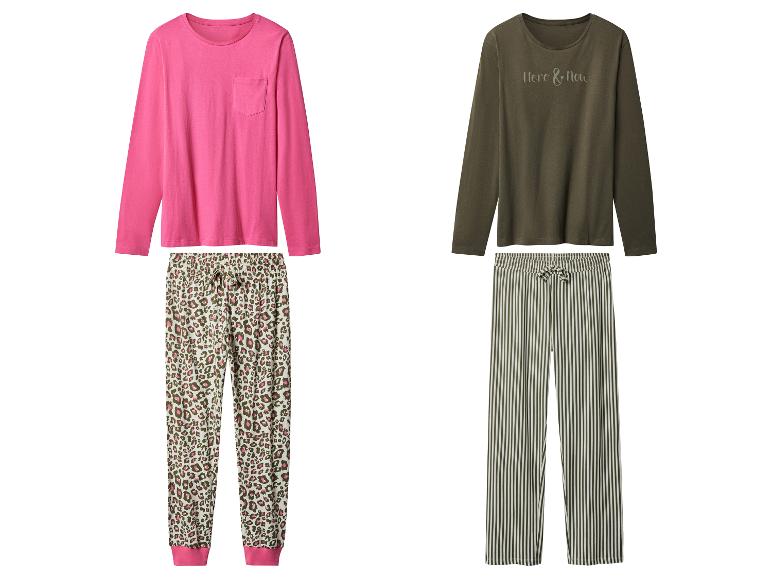 Deux ensembles de pyjamas pour femmes : un rose avec un pantalon imprimé léopard, un vert olive avec un pantalon rayé.