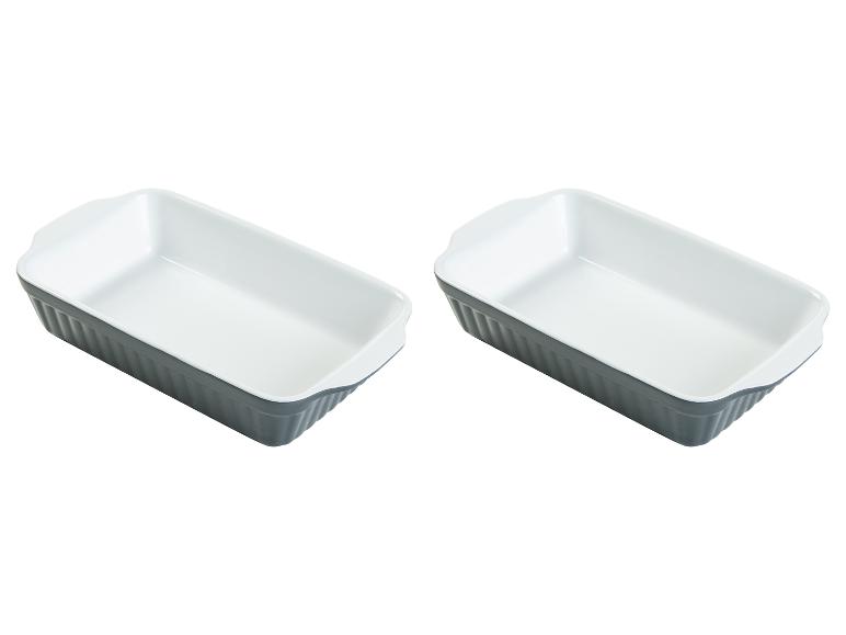 Deux plats à gratin gris avec intérieur blanc.
