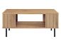 Table basse moderne en bois clair avec étagère.