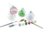 Kit de décoration de boules de Noël avec peintures, pinceaux et paillettes.