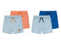 Deux shorts pour garçon, un bleu avec imprimé poulpe et un bleu avec imprimé coquillage.