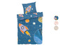 Une housse de couette bleue avec des fusées et des étoiles.