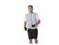 Homme en gilet de cyclisme, t-shirt, short et gants tenant des lunettes de soleil.