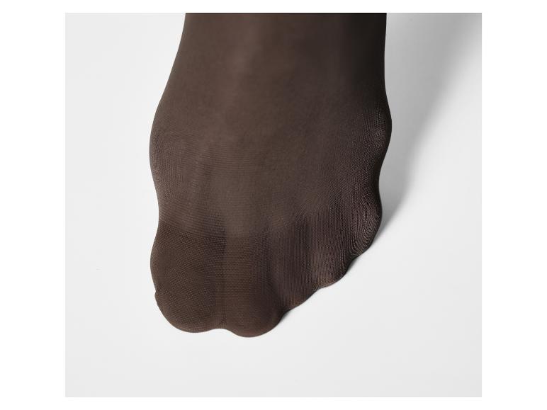 Collants marron sur une surface blanche