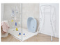 Une baignoire pour bébé, un séchoir à linge et des jouets de bain dans une salle de bain.