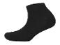 Une paire de chaussettes noires à mi-mollet.