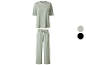 Un ensemble pyjama vert clair confortable avec t-shirt et pantalon.